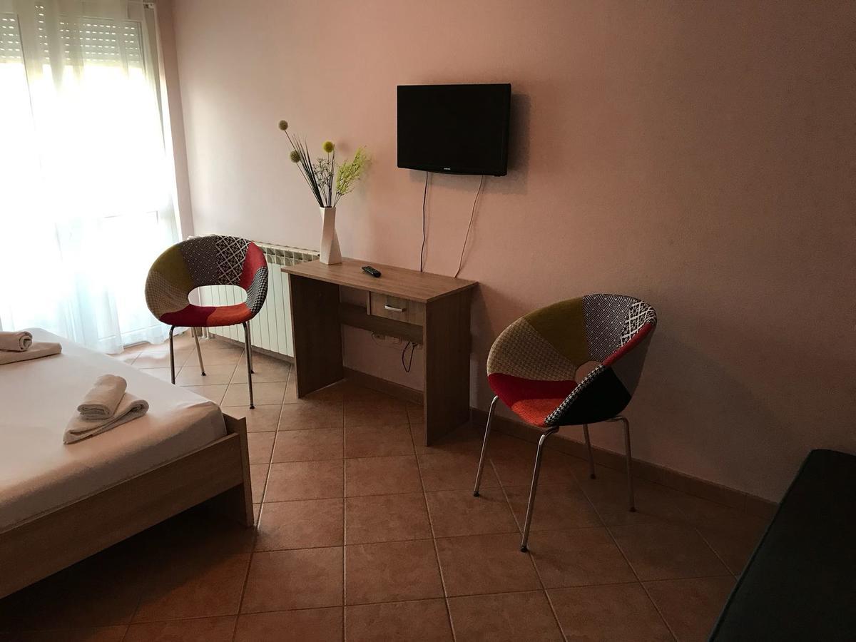 Guest House Ivo Stobrec Bagian luar foto